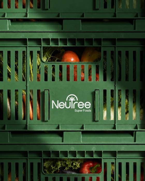 Cajas verdes con frutas y verduras y el logo de Neutree