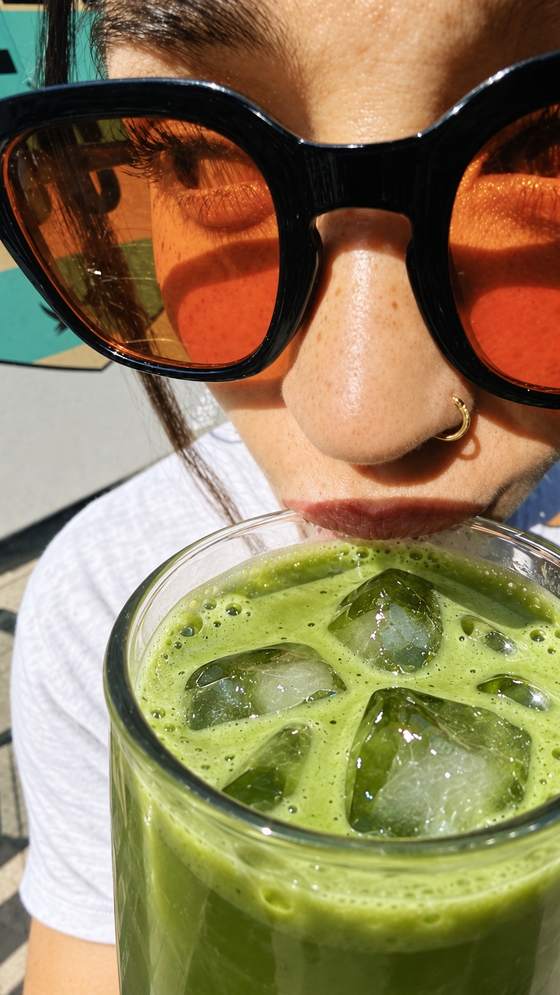 Mujer con gafas de sol toma un Neutree helado