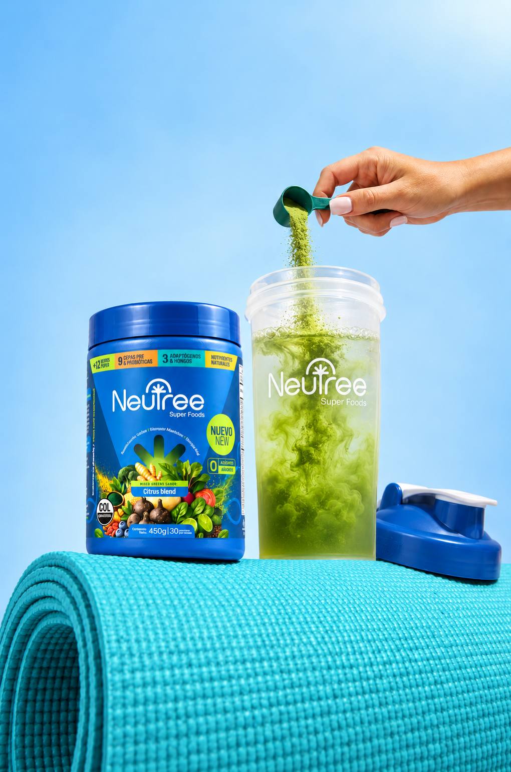 Una mano sirve el polvo verde de Neutree en un shaker junto al tarro, sobre un tapete de yoga